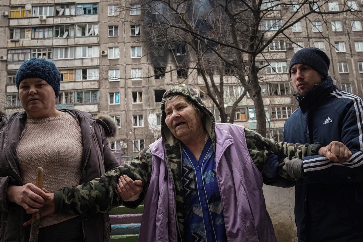 The siege hits the elderly the hardest. Photo: Evgeniy Maloletka