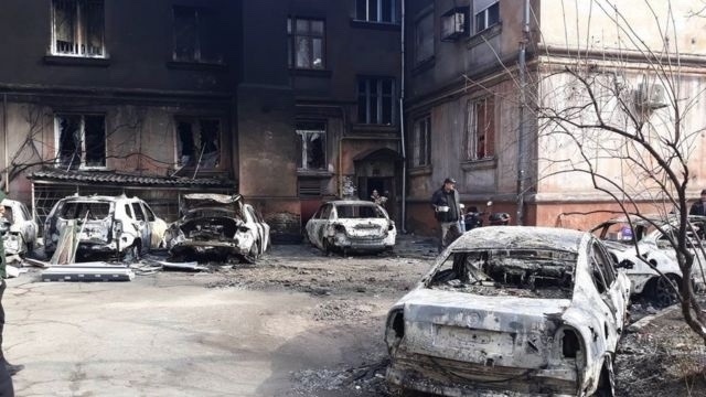 The batteries of some damaged cars can still be used to charge your phone. Photo: bbc.com