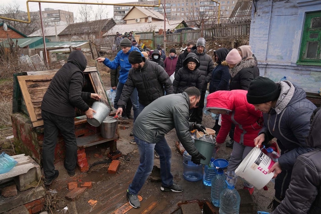 The lines for water in Mariupol. Copyright: Yevhen Malolietka, АР