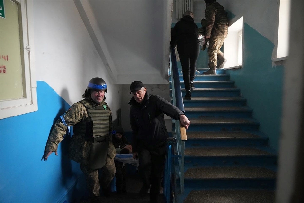 The wounded were brought on doors or carpets or carried in arms. Copyright: Yevhen Malolietka, АР
