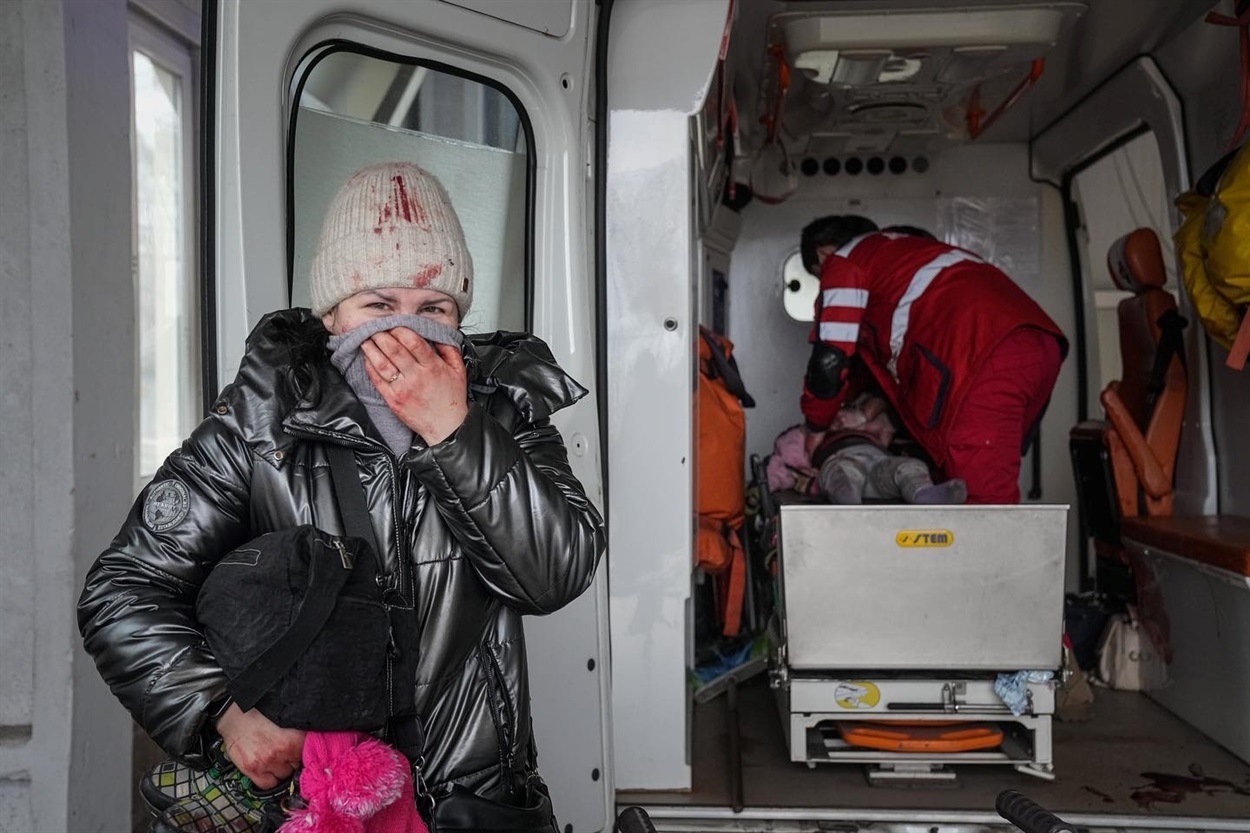 A dead child in Mariupol. Copyright: Yevhen Malolietka, АР