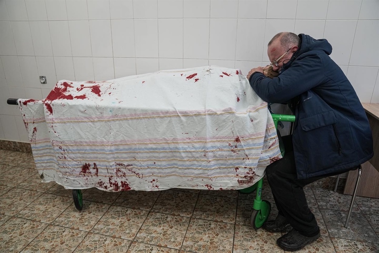 The father crying over his dead child. Copyright: Yevhen Malolietka, АР