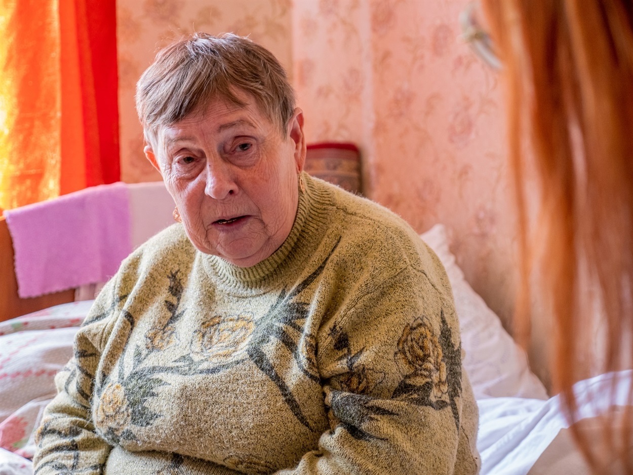 Nina is telling Svoi media about the horrors of war she has seen. Photo by Svoi media