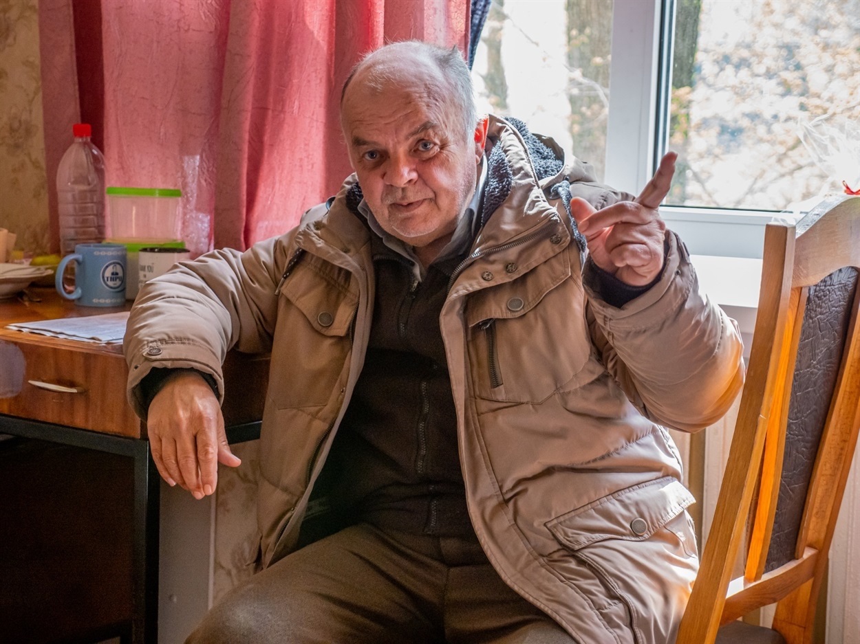 Volodymyr is telling Svoi journalists how his son was injured. Photo by Svoi media