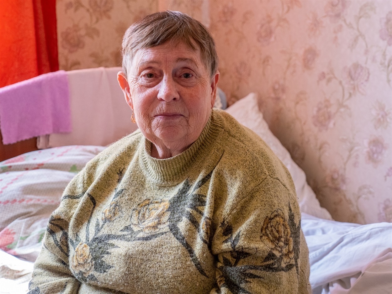 Nina says they used to have everything they needed in their house, and now when they are old, they have lost it all. Photo by Svoi media