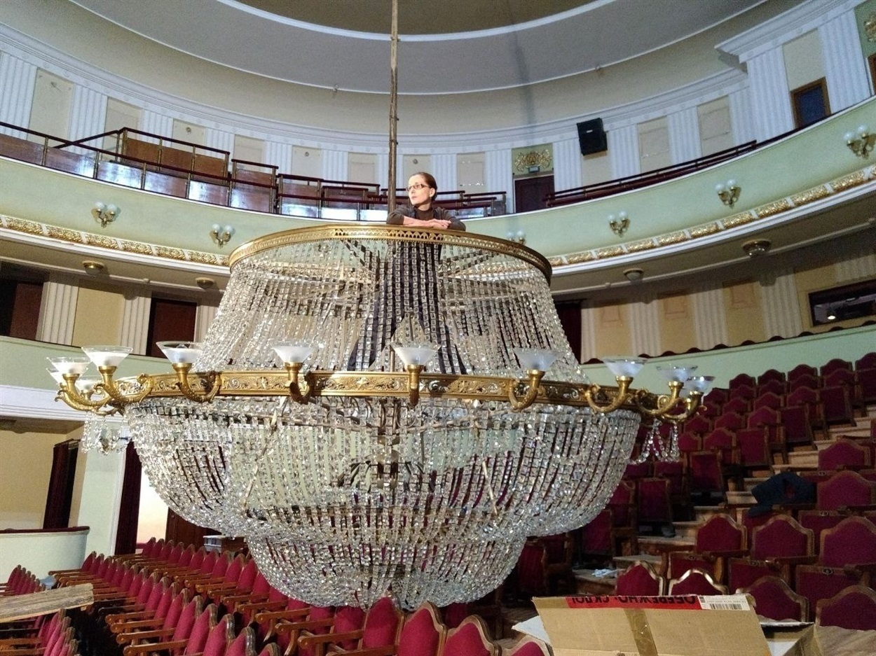 This is what our chandelier looked like. We washed once every two years. It weighed 700 kg (1543.24 lbs) and had 121 bulbs.