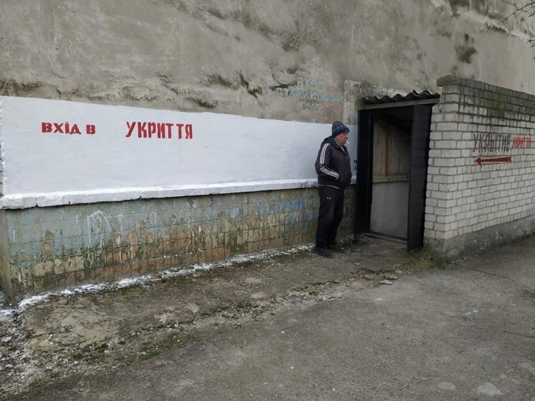 [depicted is the sign on the wall saying “entrance to the shelter” — translator’s note]